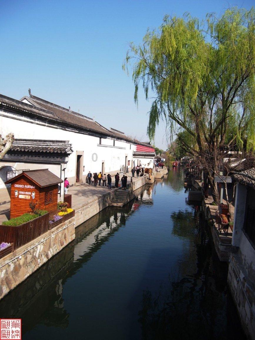 李宇春到底什么背景？平时不露面，一到大型晚会就是压轴